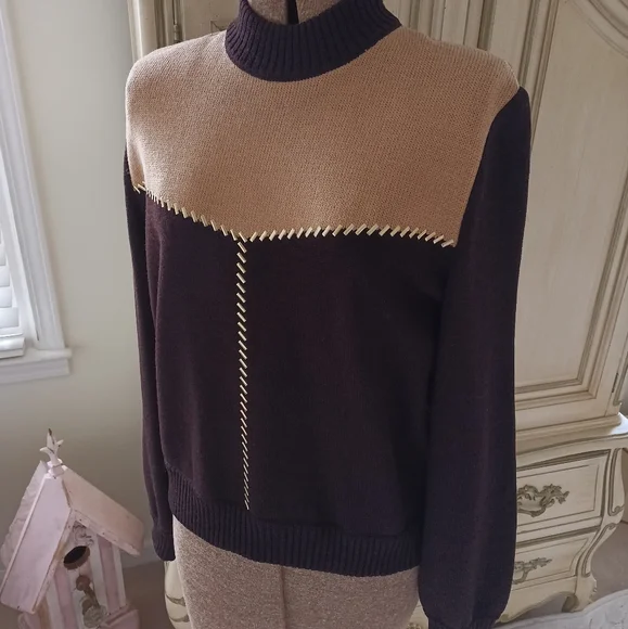 BEAUTIFUL "ST. JOHN COLLECTION" CHOCOLATE BROWN N TAN KNIT, SIDE ZIPPER SWEATER!